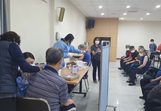인플루엔자(독감) 무료 예방접종 모습. ( 사진 = 서구보건소 제공 )