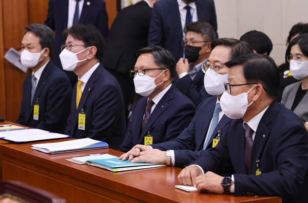 지난해 국정감사에 출석한 당시 5대 시중은행장 (사진=연합뉴스 제공)