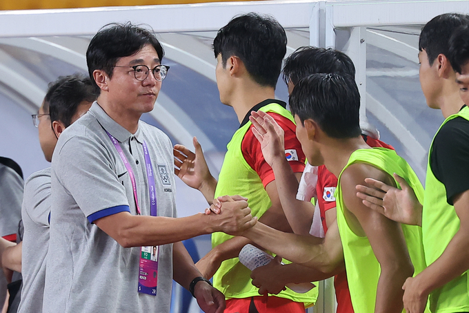 한국 축구대표팀은 한국시간 21일 중국 저장성의 진화 스포츠센터 스타디움에서 열리는 2022 항저우 아시안게임 남자축구 조별리그 2차전에서 태국과 맞붙는다. 사진은 19일 한국과 쿠웨이트의 1차전이 끝난뒤 한국 황선홍 감독이 선수들을 격려하는 모습. (사진=연합뉴스)