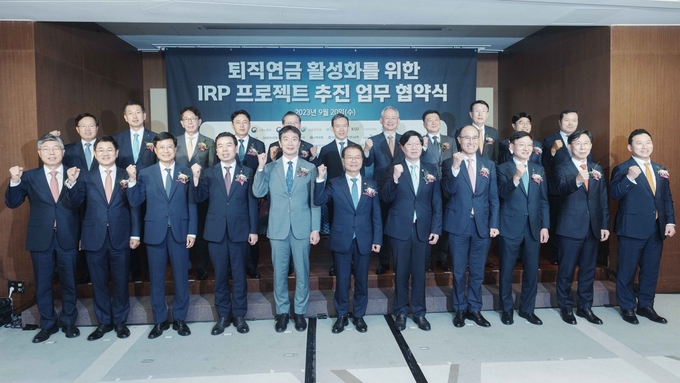 이석용 NH농협은행장(뒷줄 왼쪽 4번째), (앞줄 왼쪽 5번째부터)이복현 금융감독원장, 이정식 고용노동부 장관, 김소영 금융위원회 부위원장을 비롯한 참석자들이 업무협약식에서 기념촬영을 하고 있다. (사진=NH농협은행 제공)