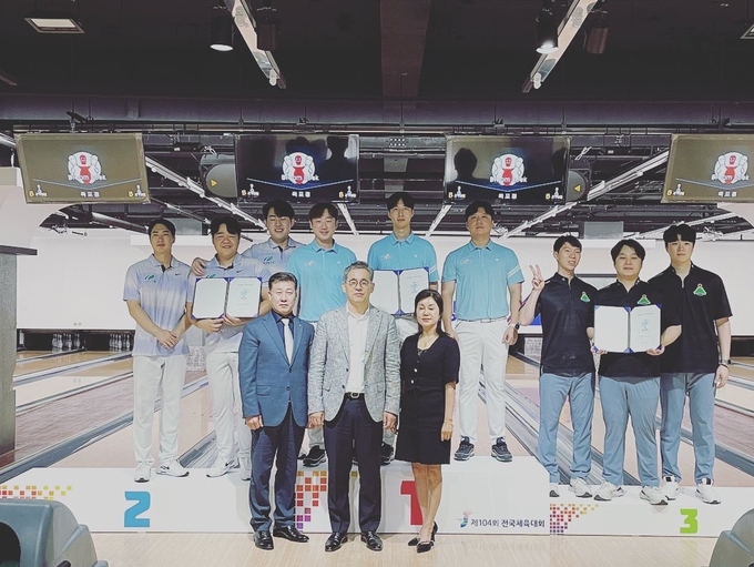 김경민‧홍해솔‧오병준 선수가 대회 셋째 날 열린 3인조 경기에서 우승을 차지한 뒤 기념촬영을 하고 있다. ( 사진 = 인천교통공사 제공 ) 