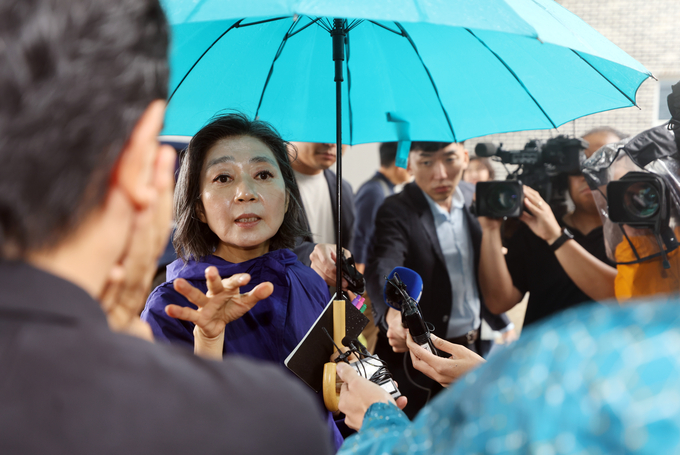 김행 여성가족부 장관 후보자가 20일 전북 부안군에서 새만금 세계스카우트잼버리 야영장을 둘러보며 대회 관계자 설명을 듣고 있다. 