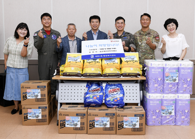 10전비가 추석을 맞아 기지 인근 주민 대상으로 나눔활동을 펼치고 있다. (사진=10전비 제공)