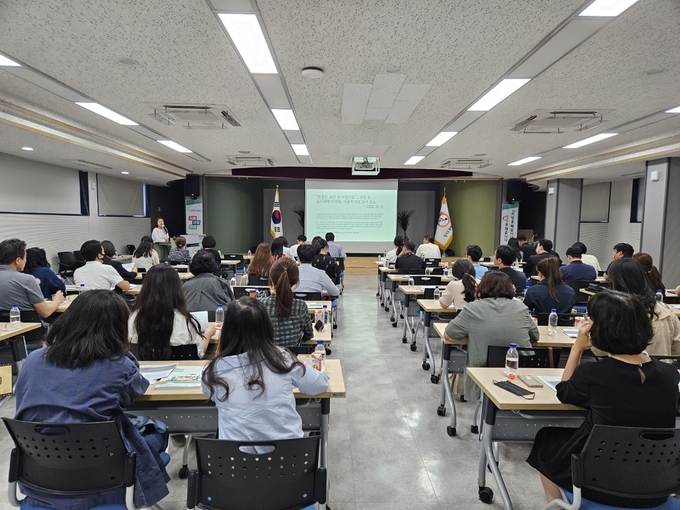 광명교육지원청은 지난 21일 광명교육지원청 해오름실에서 학교폭력 사안처리 전반에 대해 업무담당자의 사안처리 대응 역량강화를 위하여‘학교폭력 및 학생생활인권규정 담당교원 역량강화 연수’를 초·중·고등학교 학교폭력 및 학생생활인권규정 담당 교감 및 교사 82명을 대상으로 실시하였다.(사진=광명교육지원청 제공)