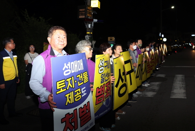 김경일 파주시장(앞줄 첫번째)과 시민단체들이 성매매집결지에서 야간 켐페인을 전개하고 있다. (사진=파주시 제공)