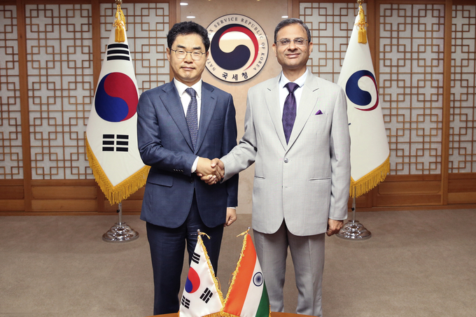 김창기 국세청장이 산제이 말호트라 인도 국세청장과 기념촬영을 하고 있다.(출처=국세청)