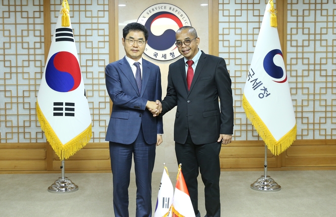 김창기 국세청장이 수르요 우또모 인도네시아 국세청장과 기념촬영을 하고 있다.(출처=국세청)