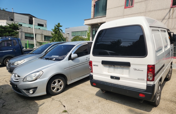 인천 연수구 옥련동 송도꽃게거리 인근 빌라 앞에 무판차량들이 세워져있다. ( 사진 = 박지현 기자 )