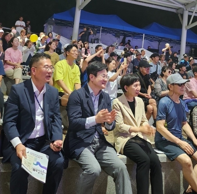 김병수 시장을 비롯해 많은 시민들의 축제를 관람하고 있다. (사진=김포시 제공) 