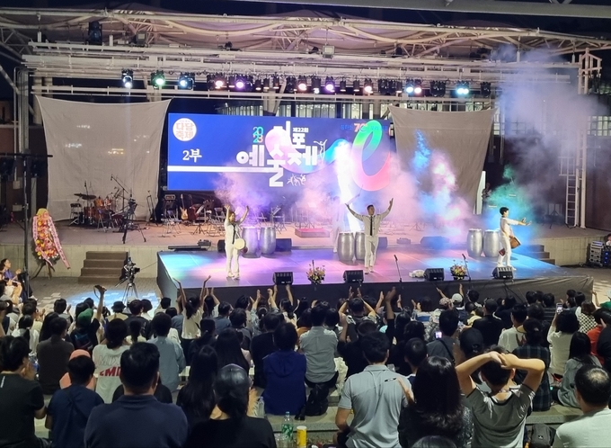 동시다발로 펼쳐진 다담축제에서 예술축제 시작을 알리고 있다. (사진=김포시 제공)