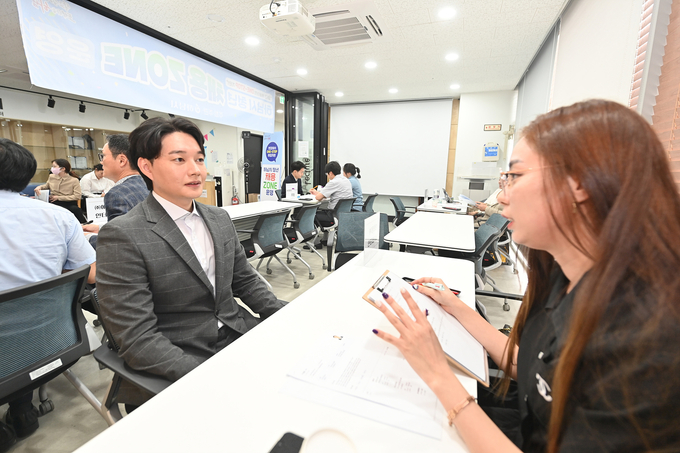 하남 청년해냄센터에서 진행한 ‘제1회 하남시 청년 채용 ZONE’에 참가한 22명 중 4명이 현장 채용되고, 또 다른 4명의 청년 구직자는 서류 및 1차 면접에 합격해 2차 면접을 볼 수 있는 자격을 부여받았다. (사진=하남시 제공)