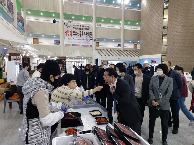 유정복 인천시장이 지난 1월 열린 설맞이 우수식품 특별판매전에서 우수식품을 시식하고 있다. ( 사진 = 인천시 제공 )