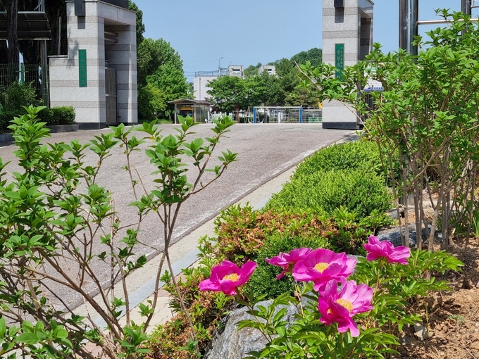 이영치 안전지킴이가 아침마다 관리하는 비봉초등학교 교문 전경. (사진=비봉초등학교 제공)