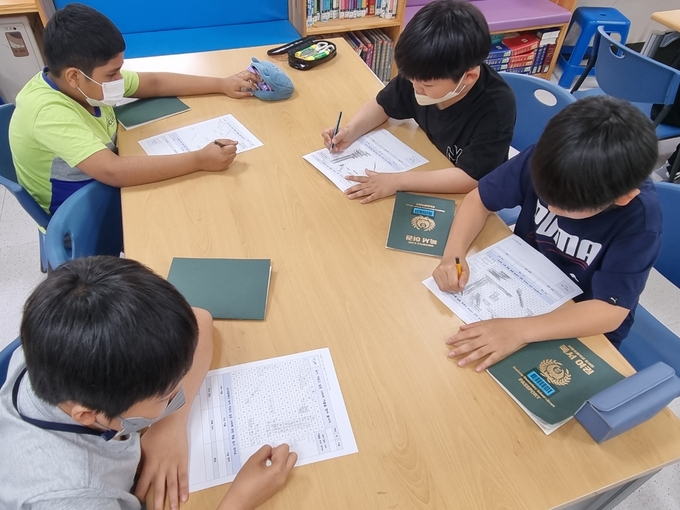 학생들이 독서여권 프로그램에 참여해 독서기록장을 작성하고 있다. (사진=비봉초등학교 제공)