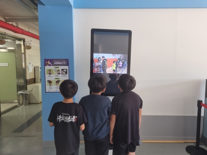 최홍은 특수교사가 직접 관리하는 비봉초 전자게시판. (사진=비봉초등학교 제공)