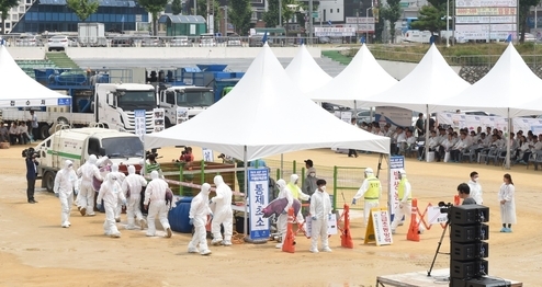 경기도가 추석기간 동안 아프리카돼지열병(ASF)을 예방하기 위해 특별방역관리를 추진한다. 사진은 방역 훈련을 진행하는 모습. (사진=경기도 제공)