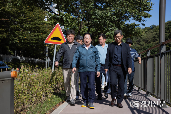 주광덕 남양주시장이 한강변 보행로를 점검하고 있다. (사진=남양주시 제공)