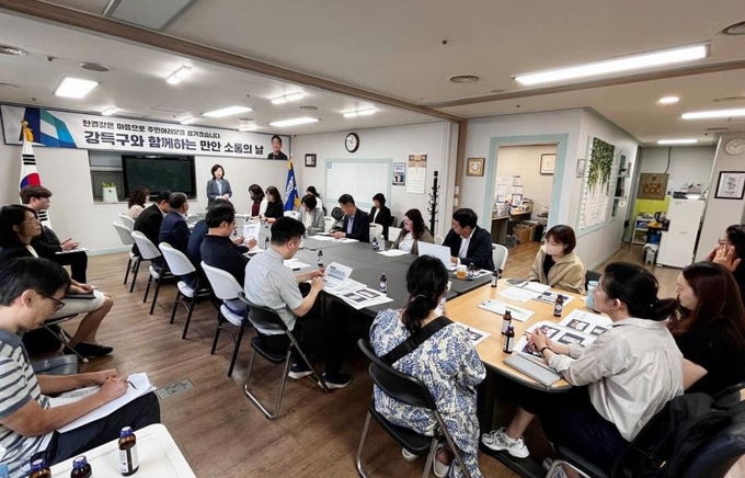 교육 관계자들이 강득구 의원 의원실에서 특수학교 증설 관련 간담회에 참여하고 있다. (사진=강득구 의원실 제공)