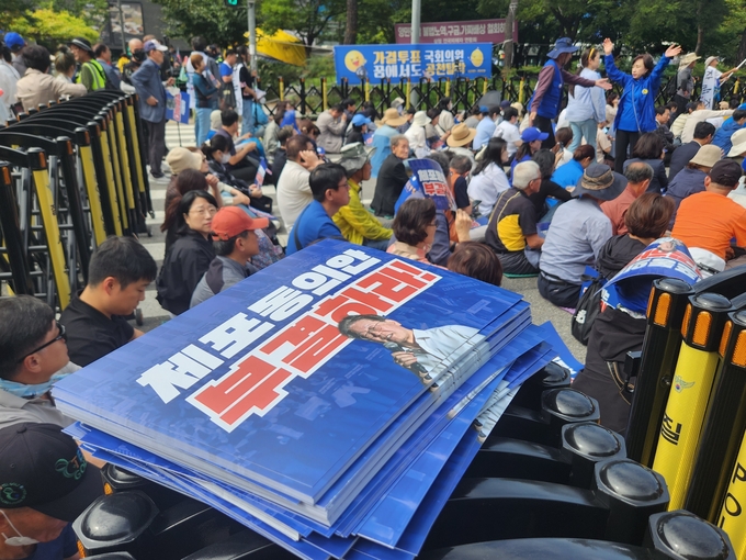 이재명 더불어민주당 대표 체포동의안 표결 당일인 지난 21일 국회의사당 앞에 이 대표 지지자 수만명이 집결해 체포동의안 부결을 촉구하는 집회를 하고 있다. (사진=김한별 기자)