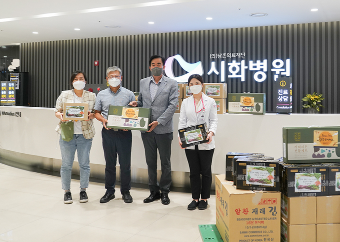 시화병원 영양팀과 정왕3동 지역사회보장협의체가 협력하여 취약계층에게 드림키트를 선물했다. (사진=시화병원 제공)