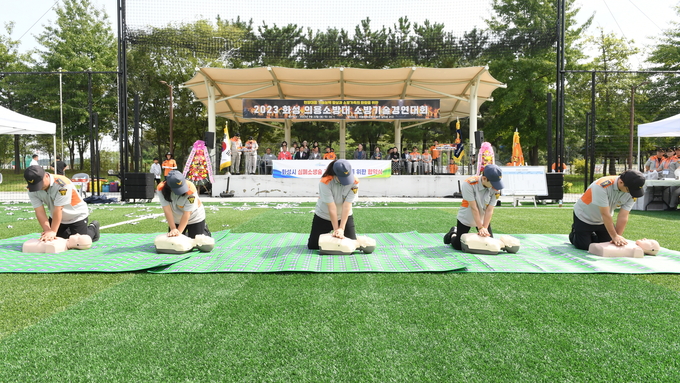 의용소방대원들이 심폐소생술 시범을 보이고 있다. (사진=화성시 제공) 