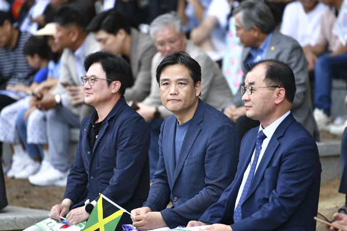 세계인들이 선보인 큰 잔치에 김병수 시장, 최영일 김포시 외국인주민지원센터장, 이승현 법무부 이민통합과장 등이 관람석에서 응원을 하고 있다. (사진=김포시 제공)