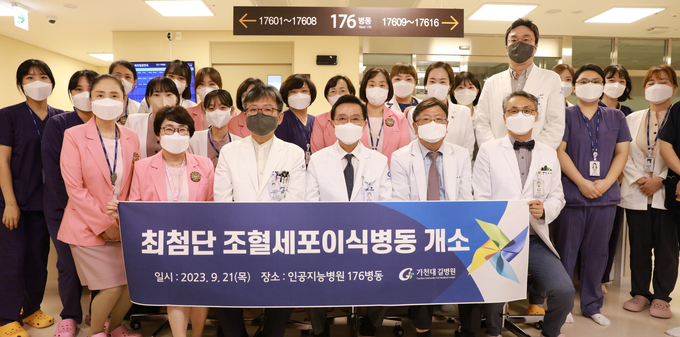 지난 21일 가천대 길병원 인공지능병원 176병동에서 조혈세포이식병동 개소를 기념하기 위해 김우경 병원장(사진 가운데)과 혈액내과 교수 등이 기념촬영하고 있다. ( 사진 = 길병원 제공 )