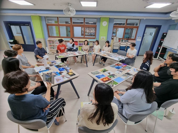 교직원들이 다 함께 교직원 협의회를 진행하고 있다. (사진=비봉초등학교 제공)