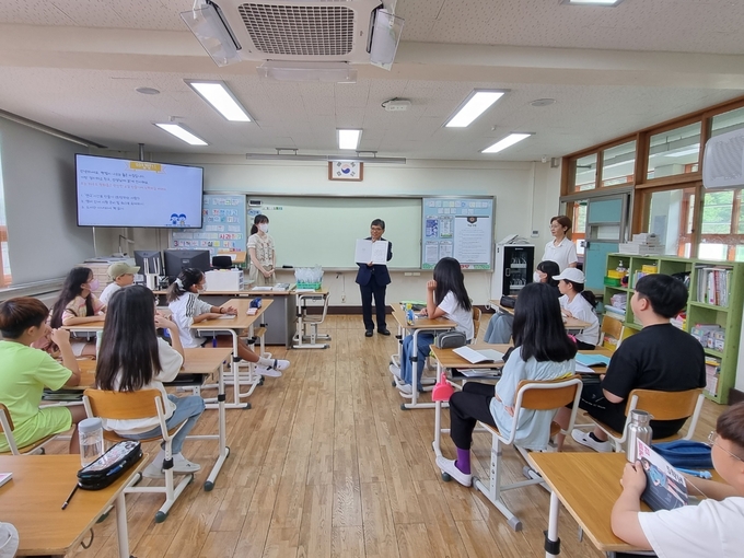 김삼수 교장이 다독학급 시상식을 진행하고 있다. (사진=비봉초등학교 제공)