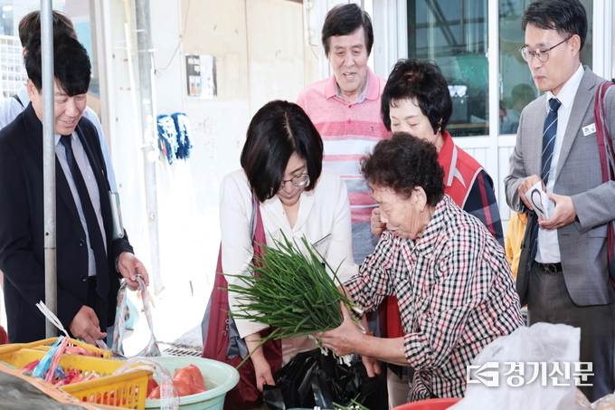 전통시장 장보기 행사에서 김보라 시장이 물품을 구매하고 있다(사진=안성시 제공)