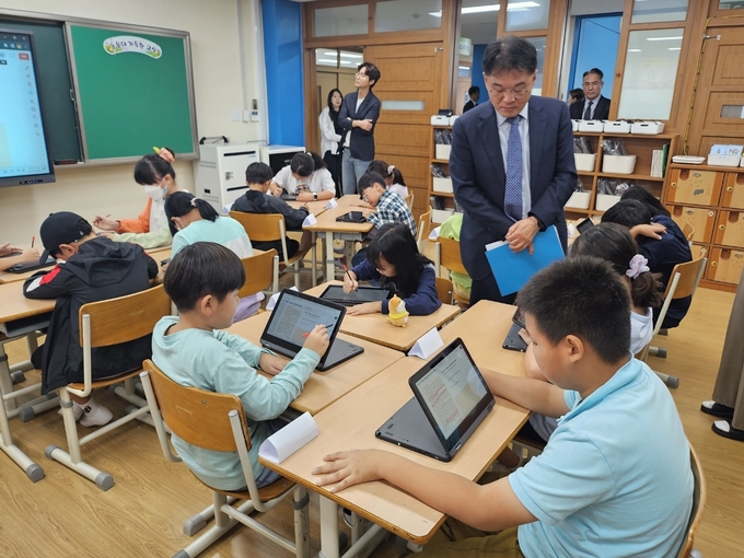 솔터초 학생들이 AI기반 맞춤형 교육 '하이러닝'을 활용해 수업을 듣고 있다. (사진=경기도교육청 제공)
