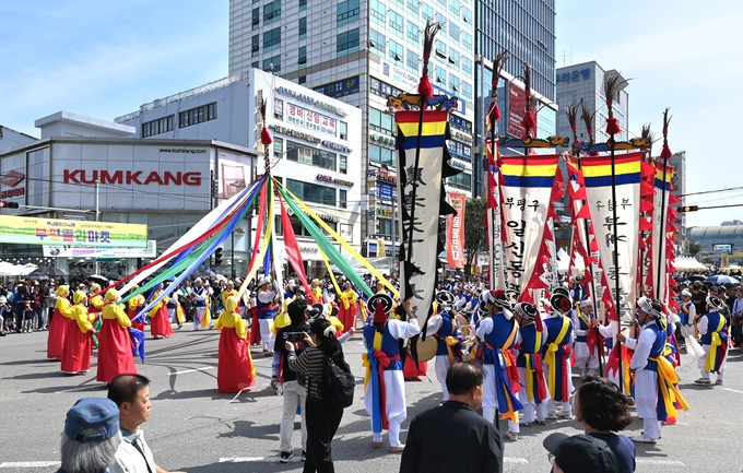 지난 23일 열린 제27회 부평풍물대축제에서 각 동 풍물단들이 공연하고 있다. ( 사진 = 부평구 제공 )