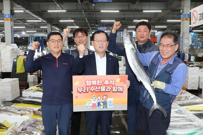 조병규 우리은행장(가운데)이 가락수산시장을 방문해 ‘수산물 소비 촉진과 어촌‧바다 휴가 활성화 챌린지’에 참여하고 있다. (사진=우리은행 제공)