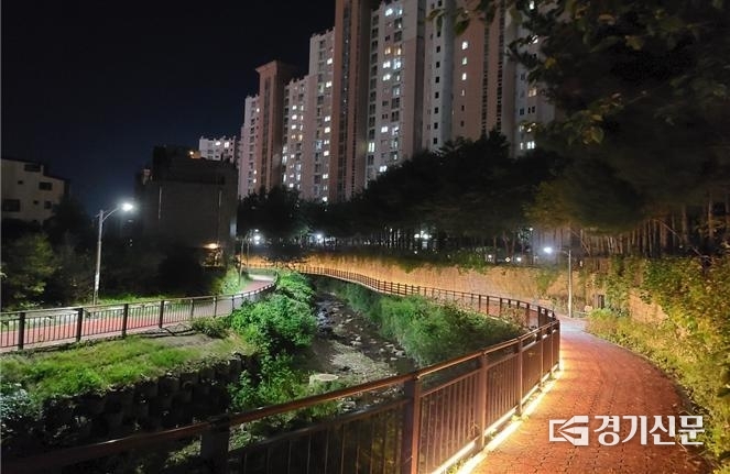 남양주시는 화도읍 주민들의 숙원사업인 마석우천의 노후된 산책로를 정비하고 조명 시설을 설치해 시민들이 쾌적하게 이용할 수 있도록 했다. 사진은 마석우천의 야간 모습. (사진=남양주시 제공)