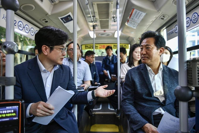 김병수 김포시장과 오세훈 서울시장이 서울동행버스 합동점검시승식에서 소통하고 있다. (사진=김포시 제공)