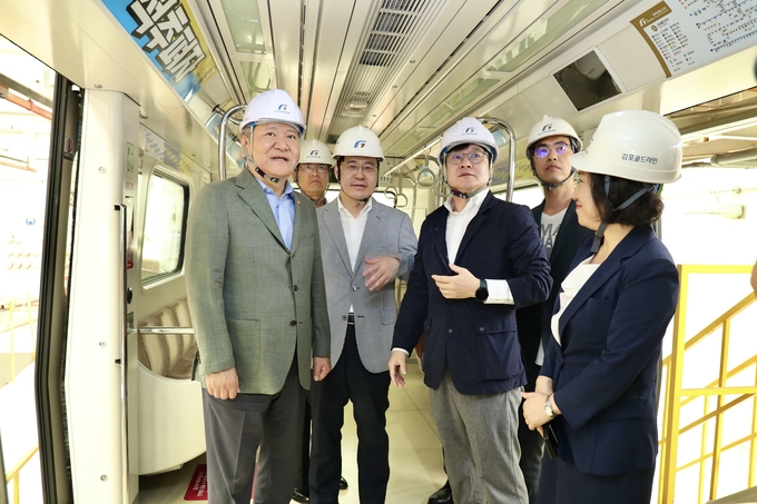 김병수 김포시장이 이상민 행안부장관과 김포골드라인 차량기지 방문해 국비지원의 필요성을 설명하고 있다. (사진=김포시 제공)