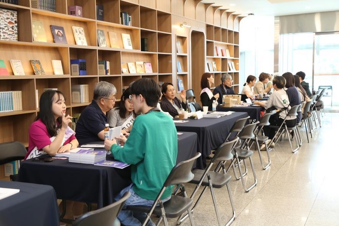 한신대학교에서 열린 전공탐색 박람회에서 학생들이 상담을 받고 있다. (사진=한신대학교 제공)