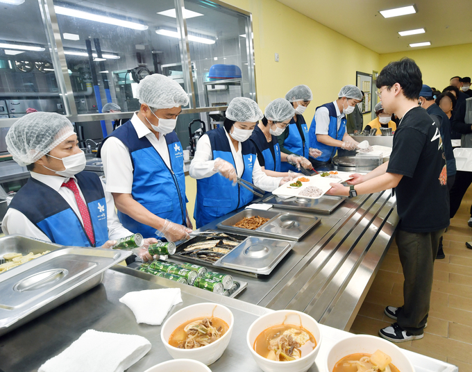 화성시의회 경제환경위원회 위원들이 화성시아르딤복지관 장애인 복지시설에서 급식봉사활동을 하고 있다. (사진=화성시의회 제공)