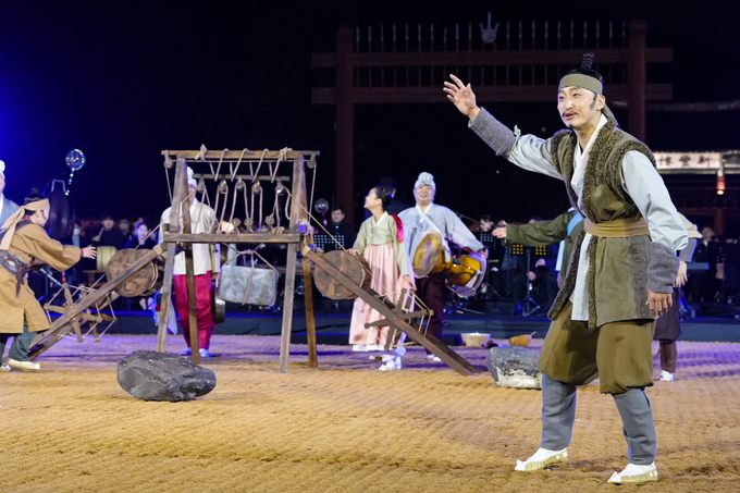 지난해 화성행궁 일원에서 진행된 ‘세계유산축전 수원화성’ 공연 프로그램 장면.
