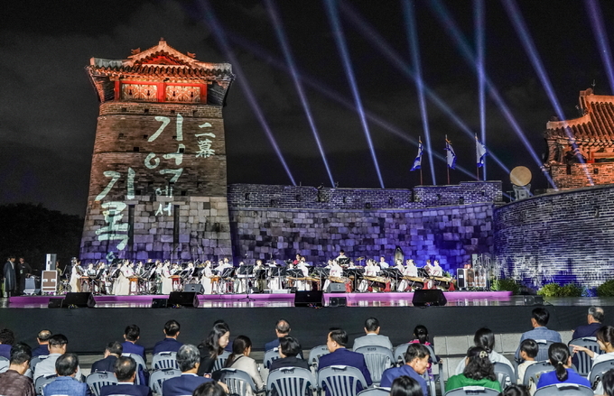 지난 23일 화서문 특설무대에서 ‘세계유산축전 수원화성’의 개막공연 ‘기억의 축성’이 진행되고 있다.