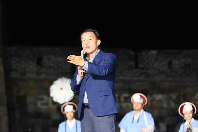 지난 23일 ‘세계유산축전 수원화성’ 개막식에서 이재준 수원시장이 인사말을 하고 있다. (사진=수원시 제공)