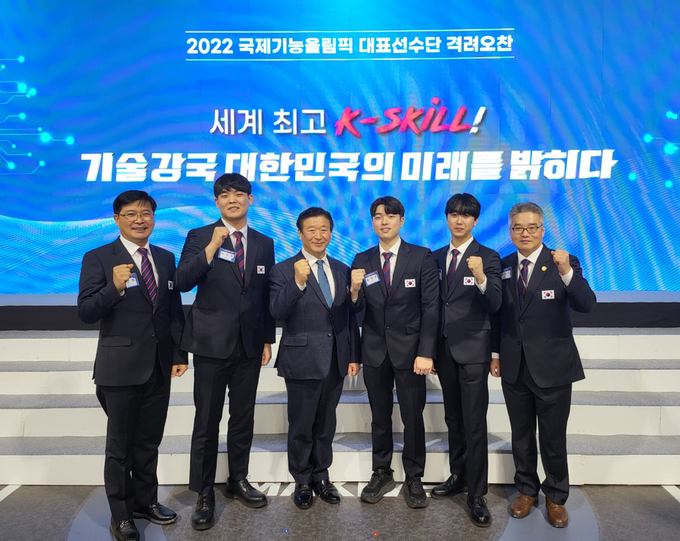 에몬스 김경수 회장(왼쪽에서 세번째). (사진=에몬스 제공)