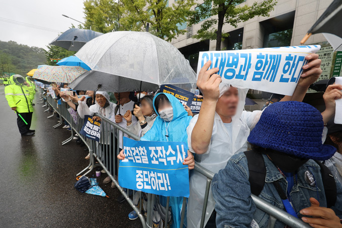 법원 앞 모인 이재명 대표 지지자들 (사진=연합뉴스)
