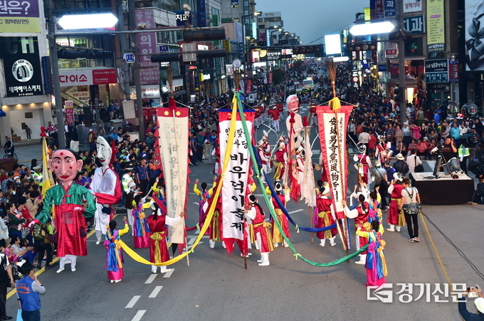 바우덕이 길놀이 퍼레이드 모습. (사진=안성시 제공)