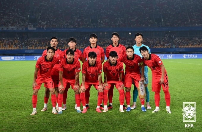 황선홍 감독이 이끄는 한국 축구 대표팀은 27일 오후 8시 30분 중국 저장성 항저우의 진화 스포츠센터 스타디움에서 열리는 2022 항저우 아시안게임 남자축구 16강에서 키르기스스탄과 맞붙는다. 사진은 E조 조별리그 3차전 바레인 전에 선발 출전한 한국 선수단의 모습. (사진=대한축구협회 제공)