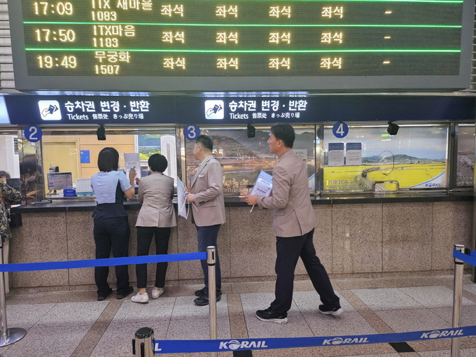 지난 20일 수원역에서 수원시 베테랑 공무원들이 '수어통역 화상통화 서비스' 탁상용 배너를 설치하고 있다. (사진=수원시 제공) 