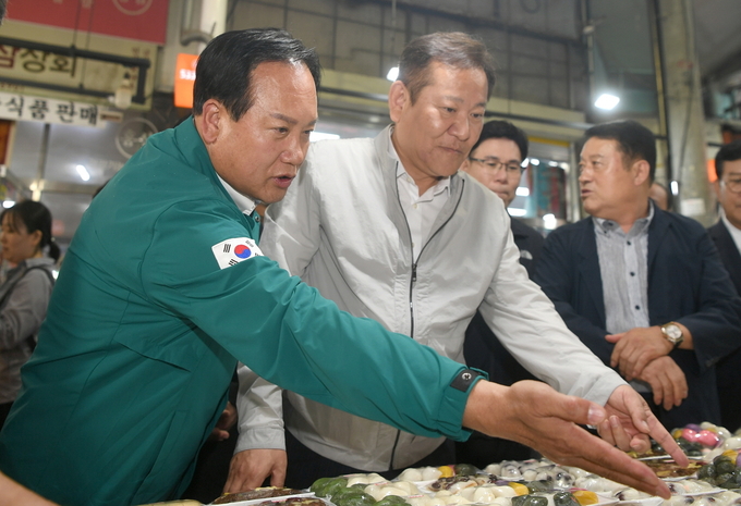 이권재 시장은 이상민 장관과 함께 오산 오색시장을 방문해 추석 장보기를 함께했다. (사진=오산시 제공)