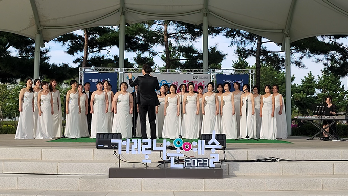 오산필코러스합창단이 ‘거리로 나온 예술’로 지역사회에 감동을 선사하고 있다. (사진=오산시 제공)