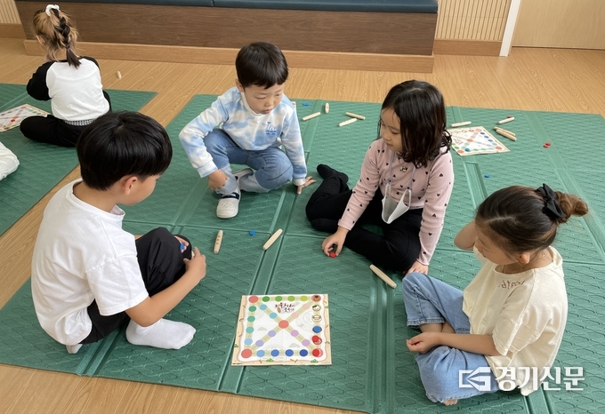 은봉초등학교 는 27일 음악실에서 전통 놀이 체험 행사를 주관했다. (사진=은봉초 제공)