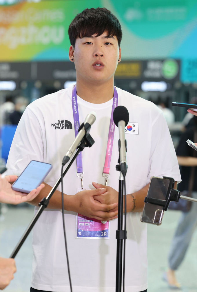 2022 항저우 아시안게임에 출전하는 한국 야구대표팀 강백호가 28일 중국 항저우 샤오산 국제공항에 도착한 뒤 취재진의 질문에 답하고 있다. (사진=연합뉴스)
